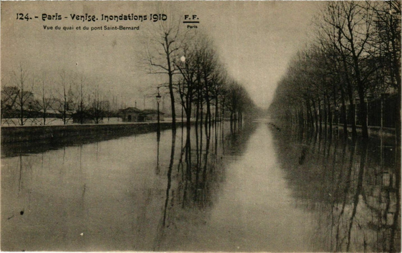 Carte postale ancienne Paris Venise Inondations 1910 Quai et Pont Saint-Bernard à Paris