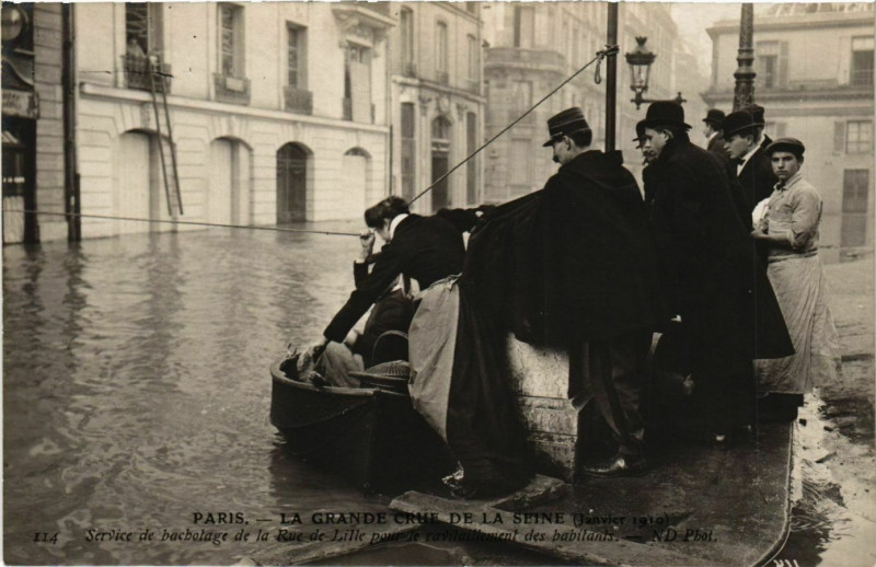 Carte postale ancienne Paris La Grande Crue de la Seine 1910 Rue de Lille à Paris