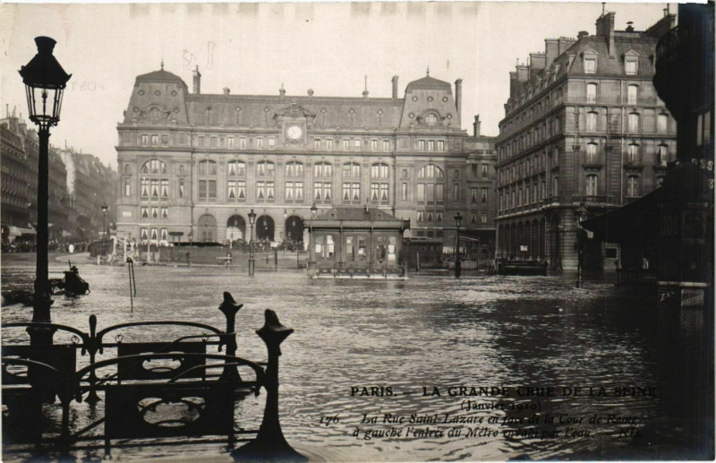 Carte postale ancienne Paris La Grande Crue de la Seine 1910 Rue Saint-Lazare à Paris
