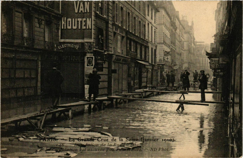 Carte postale ancienne Paris La Grande Crue de la Seine 1910 Rue du Bac à Paris
