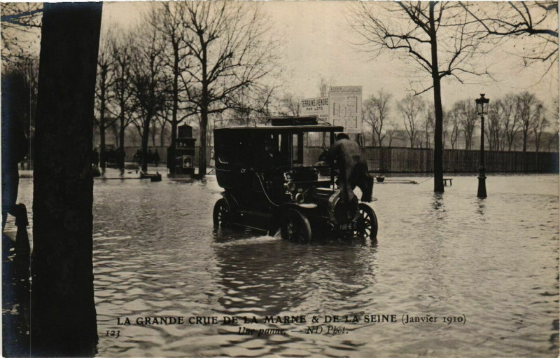 Carte postale ancienne Paris La Grande Crue de la Seine 1910 Une Panne à Paris