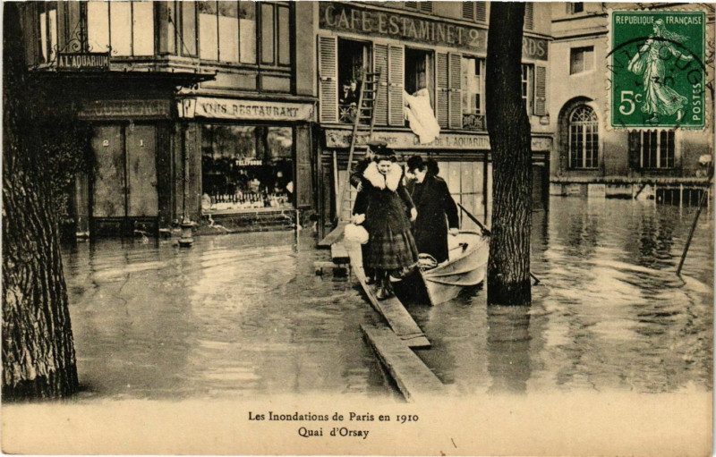 Carte postale ancienne Paris Les Inondations 1910 Quai d'Orsay à Paris