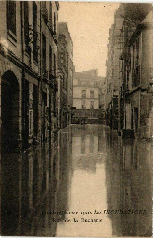 Carte postale ancienne Paris Les Inondations 1910 Rue de la Bucherie à Paris