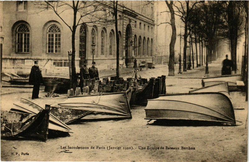 Carte postale ancienne Paris Les Inondations 1910 Une Equipe de Bateaux Berthon à Paris