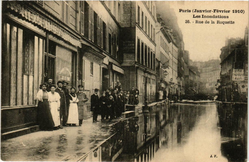 Carte postale ancienne Paris Les Inondations 36 Rue de la Roquette à Paris