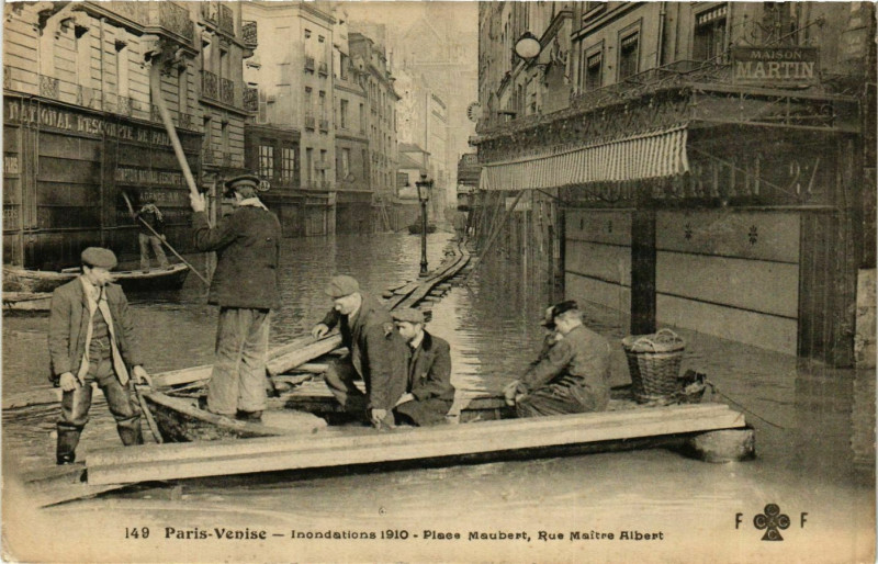 Carte postale ancienne Paris Venise Inondations 1910 Place Maubert Rue Maitre Lamaitre à Paris