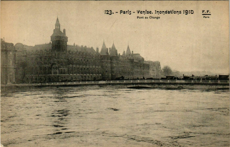 Carte postale ancienne Paris Venise Inondations 1910 Pont au Change à Paris