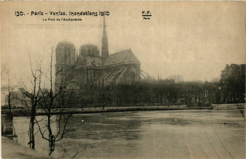 Carte postale ancienne Paris Venise Inondations 1910 Pont de l'Archeveche à Paris
