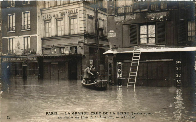 Carte postale ancienne Paris La Grande Crue de la Seine 1910 Quai de la Tournelle à Paris