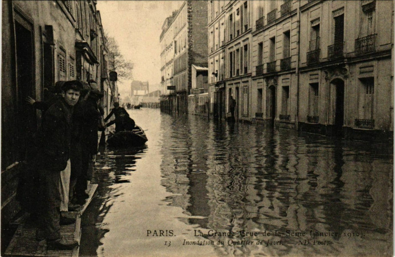Carte postale ancienne La Grande Crue de la Seine (janvier 1910) - Inondation de la rue Rouelle à Paris 15e