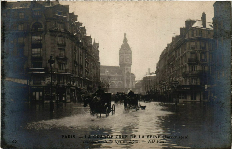 Carte postale ancienne Paris La Grande Crue de la Seine 1910 Rue de Lyon à Paris