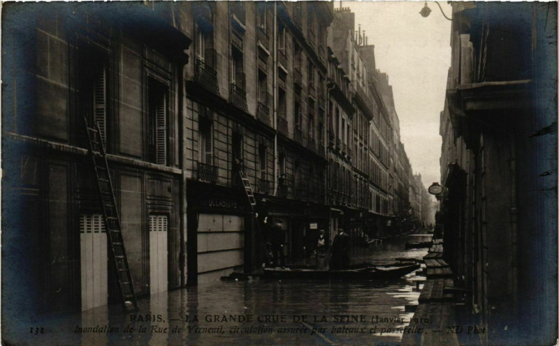 Carte postale ancienne Paris La Grande Crue de la Seine 1910 Rue de Verneuil à Paris