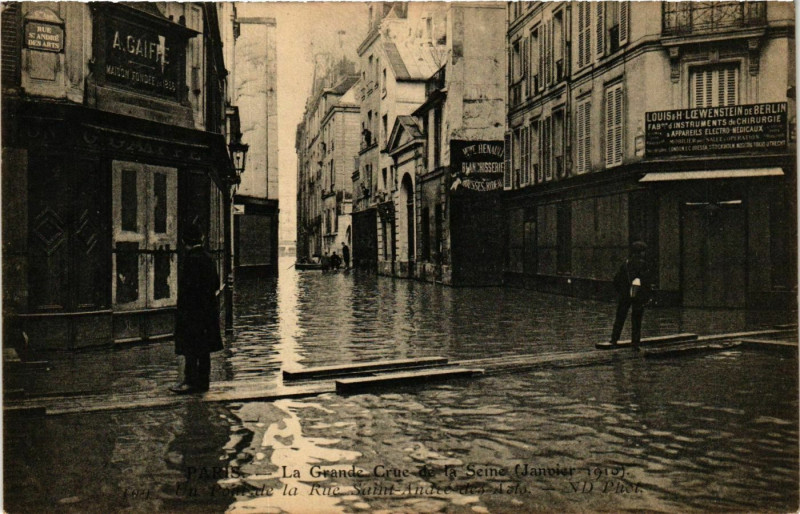 Carte postale ancienne La Grande Crue de la Seine - Un Pont de la Rue Saint-André-des-Arts à Paris 6e