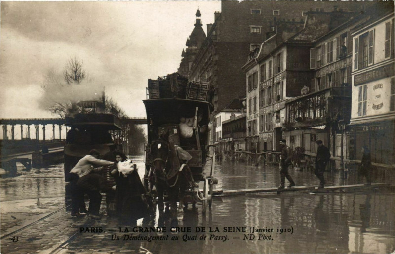 Carte postale ancienne La grande crue de la Seine (Janvier 1910) - Un Déménagement au Quai de Passy à Paris 16e