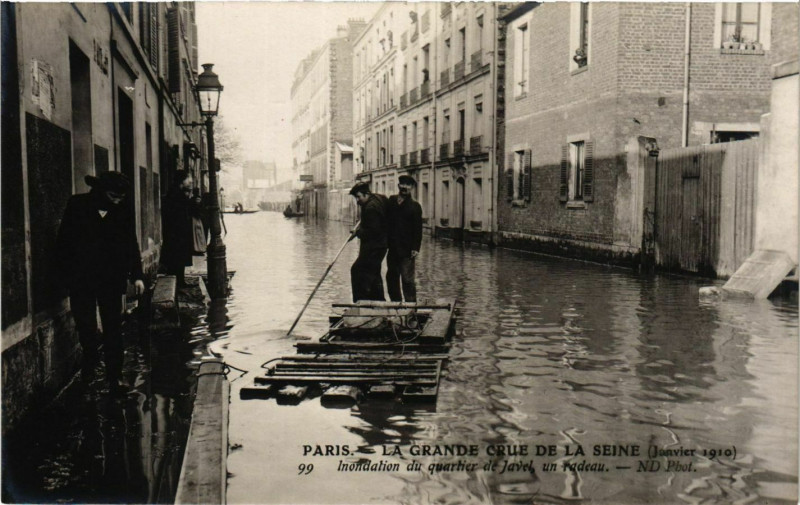 Carte postale ancienne La grande crue de la Seine (Janvier 1910) - Inondation du quartier de Javel, un radeau à Paris 15e