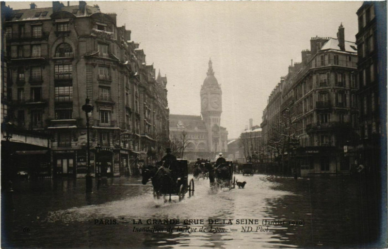 Carte postale ancienne Paris La Grande Crue de la Seine 1910 Rue de Lyon à Paris