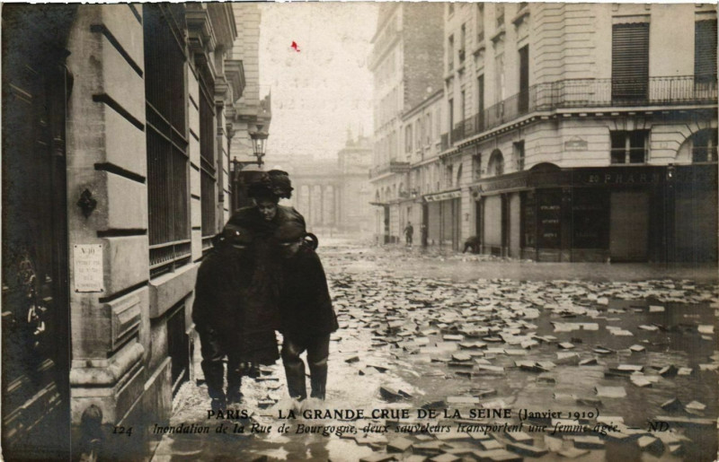 Carte postale ancienne Paris La Grande Crue de la Seine 1910 Rue de Bourgogne à Paris