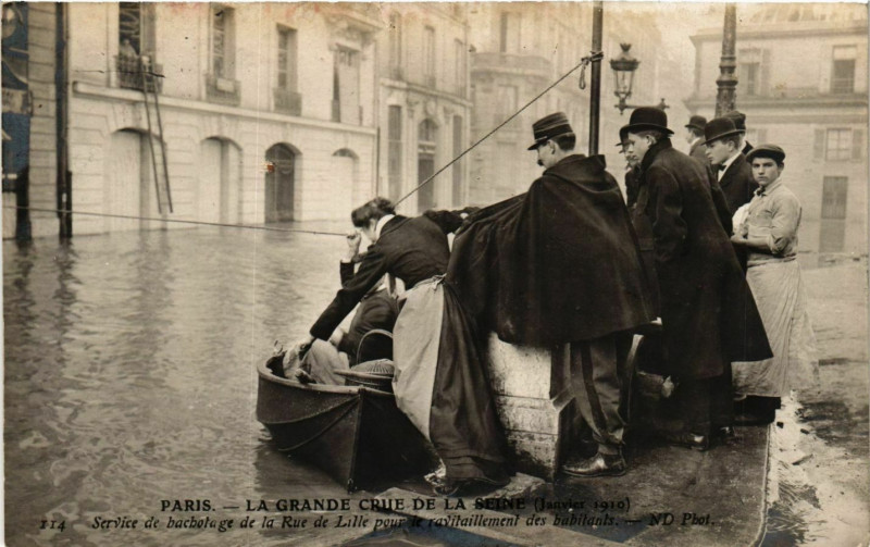 Carte postale ancienne Paris La Grande Crue de la Seine 1910 Rue de Lille à Paris