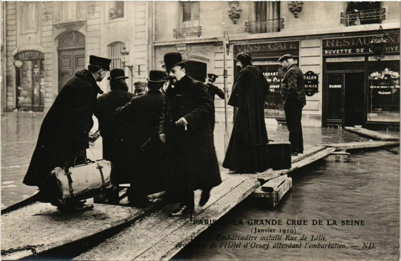 Carte postale ancienne Paris La Grande Crue de la Seine 1910 Rue de Lille à Paris