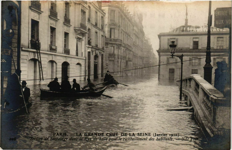 Carte postale ancienne Paris La grande Crue de la Seine 1910 Rue de Lille à Paris