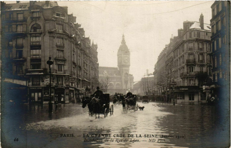 Carte postale ancienne Paris La Grande Crue de la Seine 1910 Rue de Lyon à Paris