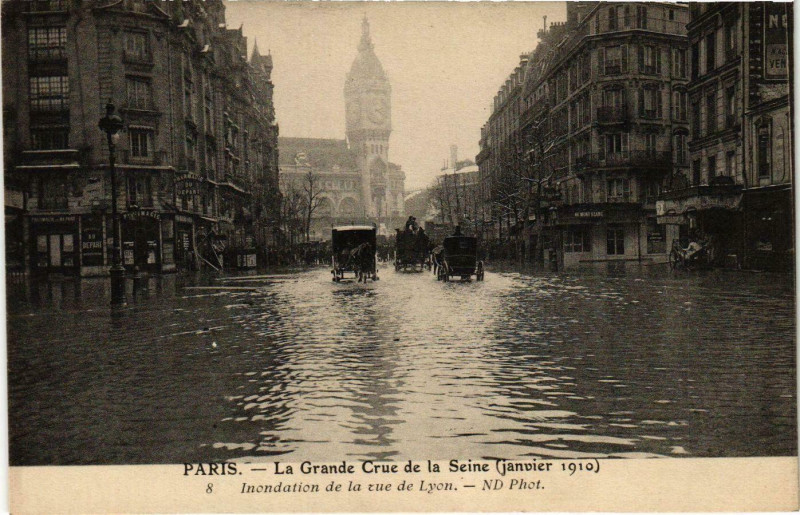 Carte postale ancienne Paris La Grande Crue de la Seine 1910 Rue de Lyon à Paris