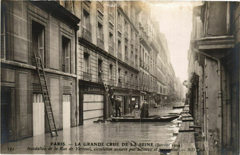 Carte postale ancienne Paris La Grande Crue de la Seine 1910 Rue de Verneuil à Paris