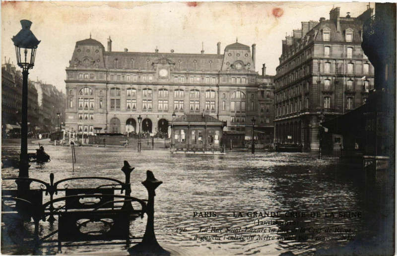 Carte postale ancienne Paris La Grande Crue de la Seine 1910 Rue Saint-Lazare à Paris