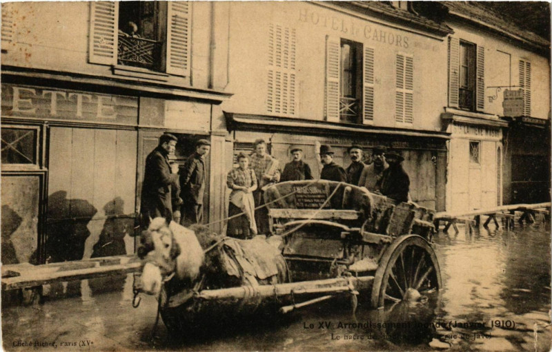 Carte postale ancienne Le XVe Arrondissement inondé (Janvier 1910) - Le fiacre des habitants de la rue de Javel à Paris 15e
