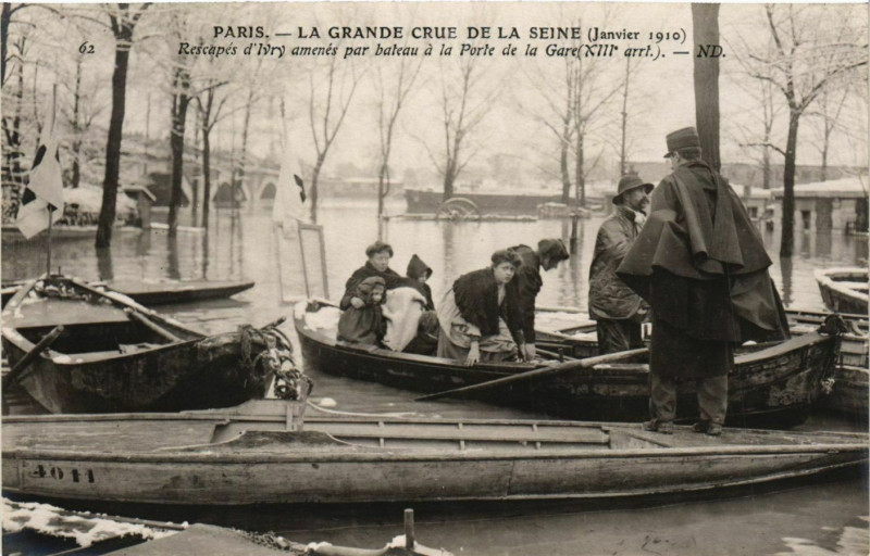 Carte postale ancienne La Grande Crue de la Seine - Rescapés d'Ivry amenés par bateau à la Porte de la Gare à Paris 13e