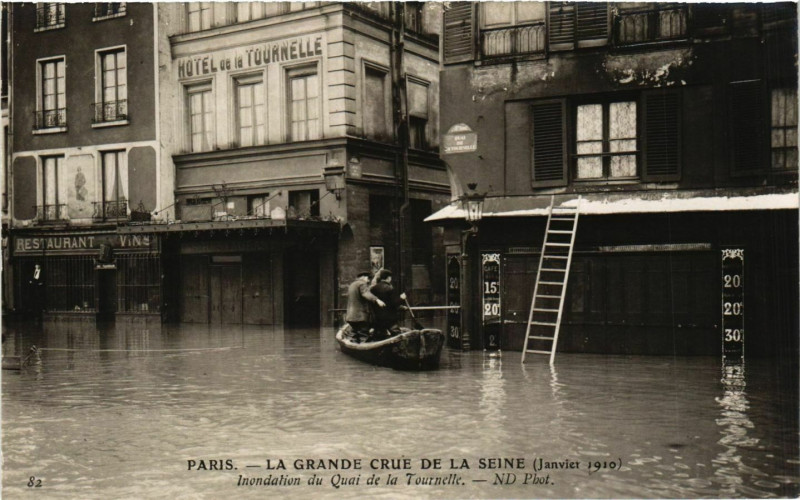 Carte postale ancienne Paris La Grande Crue de la Seine 1910 Quai de la Tournelle à Paris