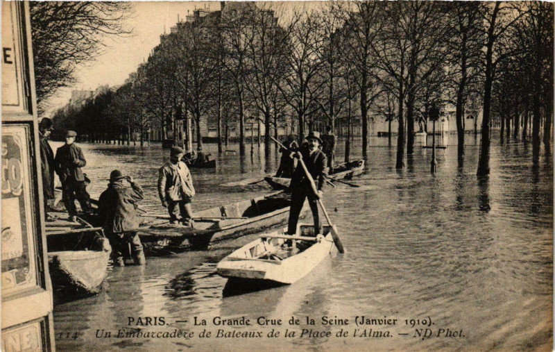 Carte postale ancienne La Grande Crue de la Seine (Janvier 1910) - Un Embarcadère de Bateaux de la Place de l'Alma à Paris 8e