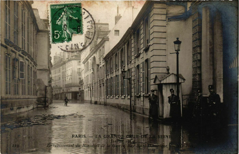 Carte postale ancienne Paris La Grande Crue de la Seine 1910 Ministere de la Guerre à Paris
