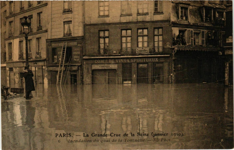 Carte postale ancienne Paris La Grande Crue de la Seine 1910 Quai de la Tournelle à Paris