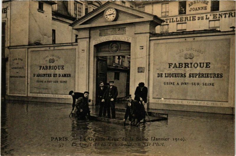 Carte postale ancienne Paris La grande Crue de la Seine 1910 Quai de la Tournelle à Paris
