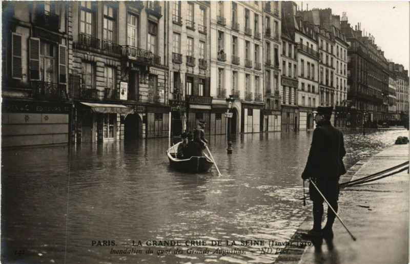 Carte postale ancienne Paris La Grande Crue de la Seine 1910 Quai des Grands Augustins à Paris