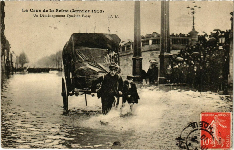 Carte postale ancienne La Crue de la Seine (Janvier 1910) - Quai de Passy - Un Déménagement à Paris 16e
