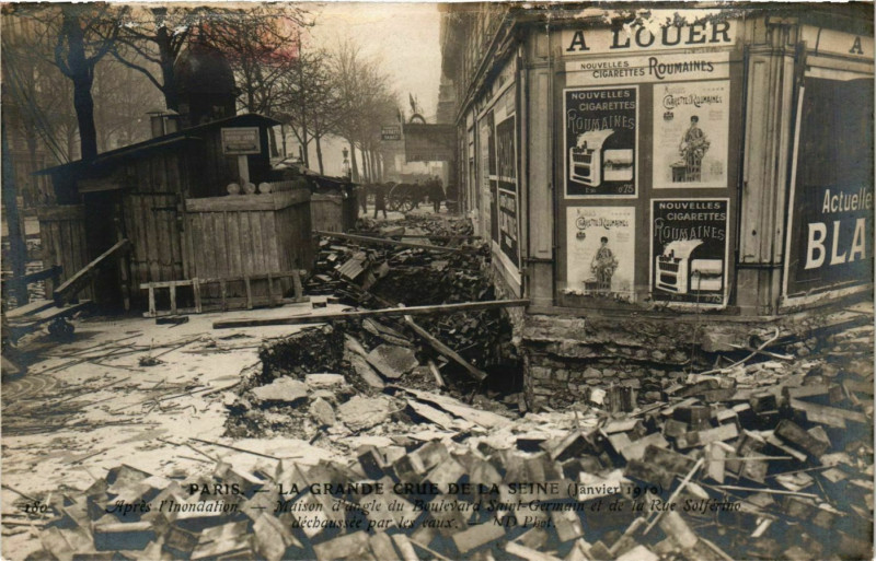 Carte postale ancienne Paris La Grande Crue de la Seine 1910 Bd Saint-Germain Rue Solferino à Paris