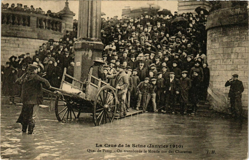 Carte postale ancienne La Crue de la Seine -  Quai de Passy - On transborde le Monde sur des Charettes à Paris 16e