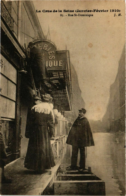 Carte postale ancienne Paris La Crue de la Seine 1910 Rue Saint-Dominique à Paris
