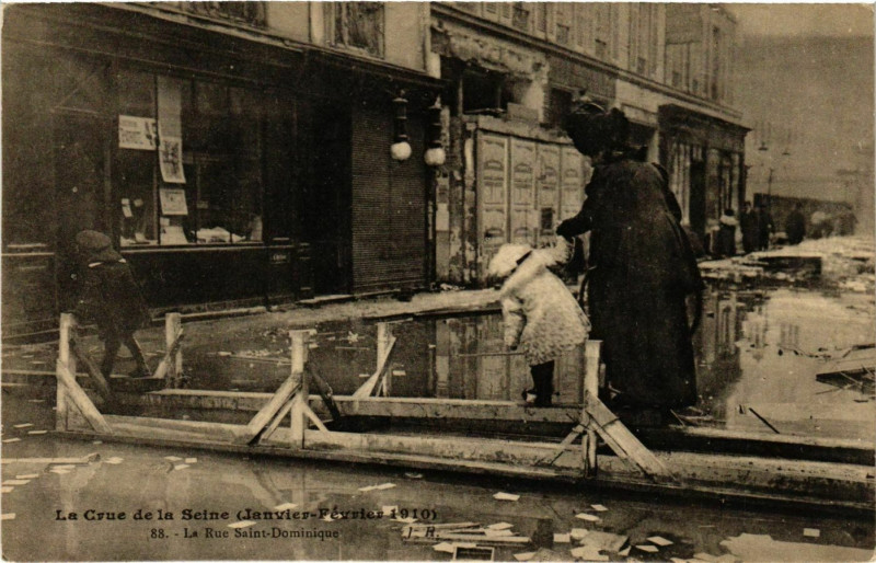 Carte postale ancienne Paris La Crue de la Seine 1910 Rue Saint-Dominique à Paris