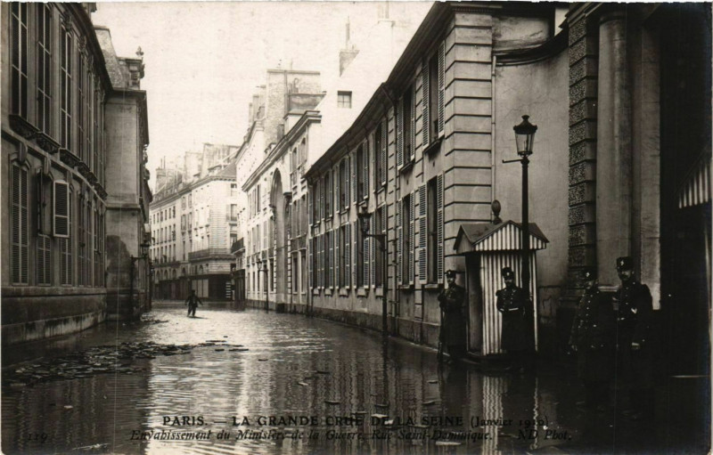 Carte postale ancienne Paris La Grande Crue de la Seine 1910 Ministere de la Guerre à Paris