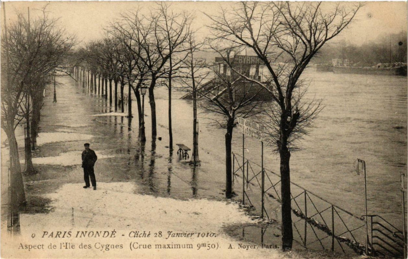 Carte postale ancienne Paris Inondé - Cliché 28 Janvier 1910 - Aspect de l'Ile des Cygnes à Paris 15e
