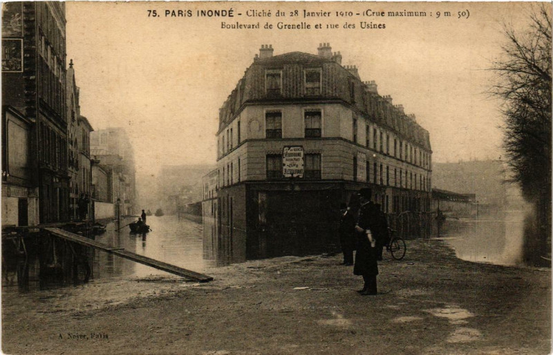 Carte postale ancienne Paris inondé - Cliché du 28 Janvier 1910 - Boulevard de Grenelle et rue des Usines à Paris 15e