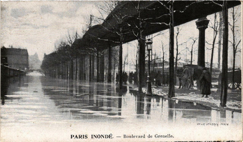 Carte postale ancienne Paris inondé - Boulevard de Grenelle à Paris 15e