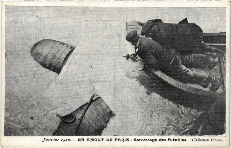 Carte postale ancienne Janvier 1910 - En amont de Paris : Sauvetage des futailles à Paris 12e
