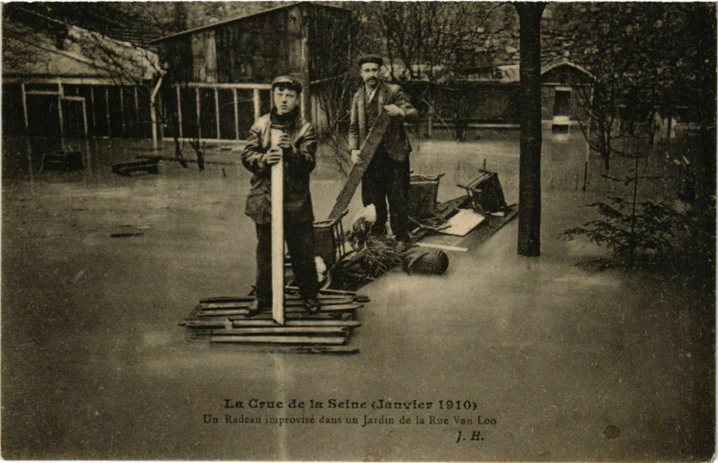 Carte postale ancienne La Crue de la Seine (Janvier 1910) - Un Radeau improvisé dans un Jardin de la Rue Van Loo à Paris 16e