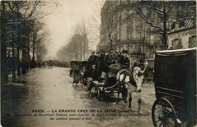 Carte postale ancienne La grande crue de la Seine (Janvier 1910) - Inondation du Boulevard Diderot à Paris 12e