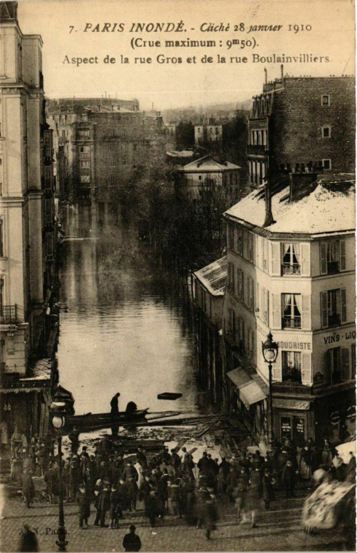 Carte postale ancienne Paris inondé - Aspect de la rue Gros et de la rue Boulainvilliers à Paris 16e