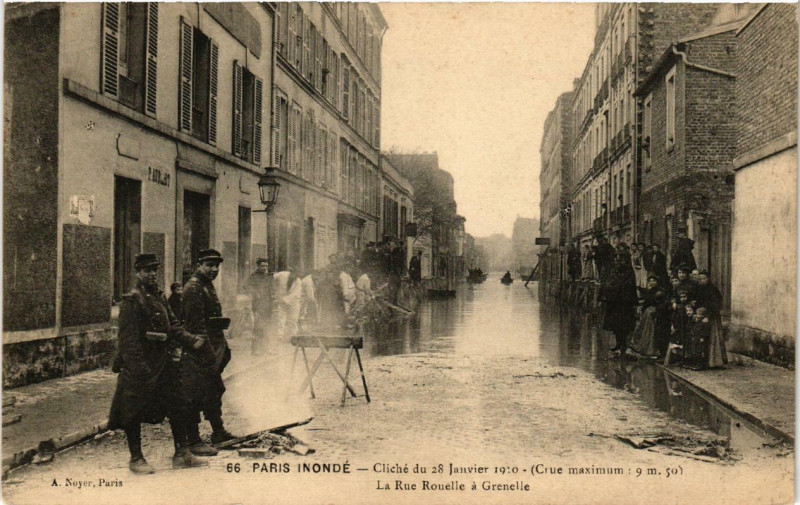 Carte postale ancienne Paris inondé - Cliché du 28 Janvier 1910 - La Rue Rouelle à Grenelle à Paris 15e